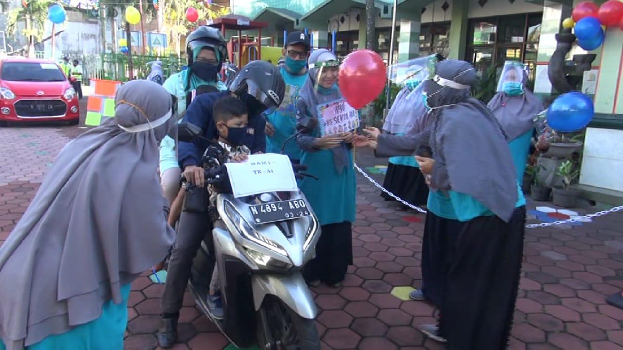 Konsep sekolah drive thru di TK Anak Saleh, Kota Malang (Foto: Lalu Theo/Ngopibareng.id)