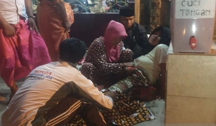 Aljannah melahirkan di depan pagarrumah bidan SF. (Antara)