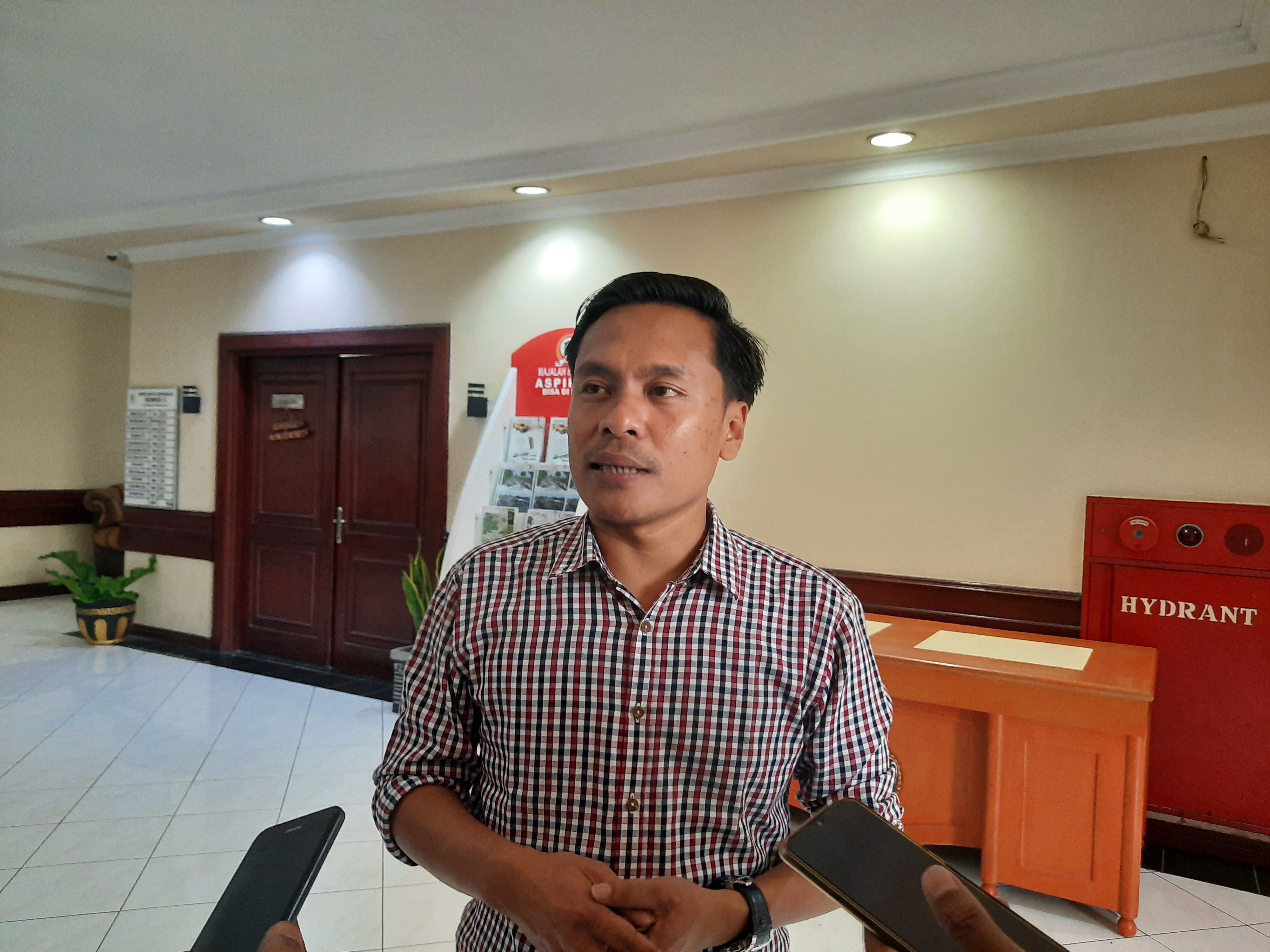 Arif Fathoni saat berbincang di DPRD Kota Surabaya. (Foto: Alief Sambogo/Ngopibareng.id)