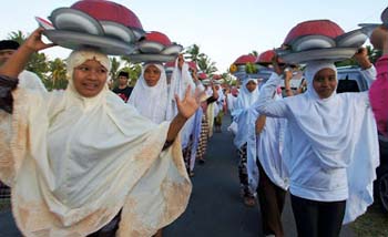 Warga Desa Pegayaman melalukan 'ngejot' atau berbagi makanan dengan warga lainnya. (Foto:MuslimBali)