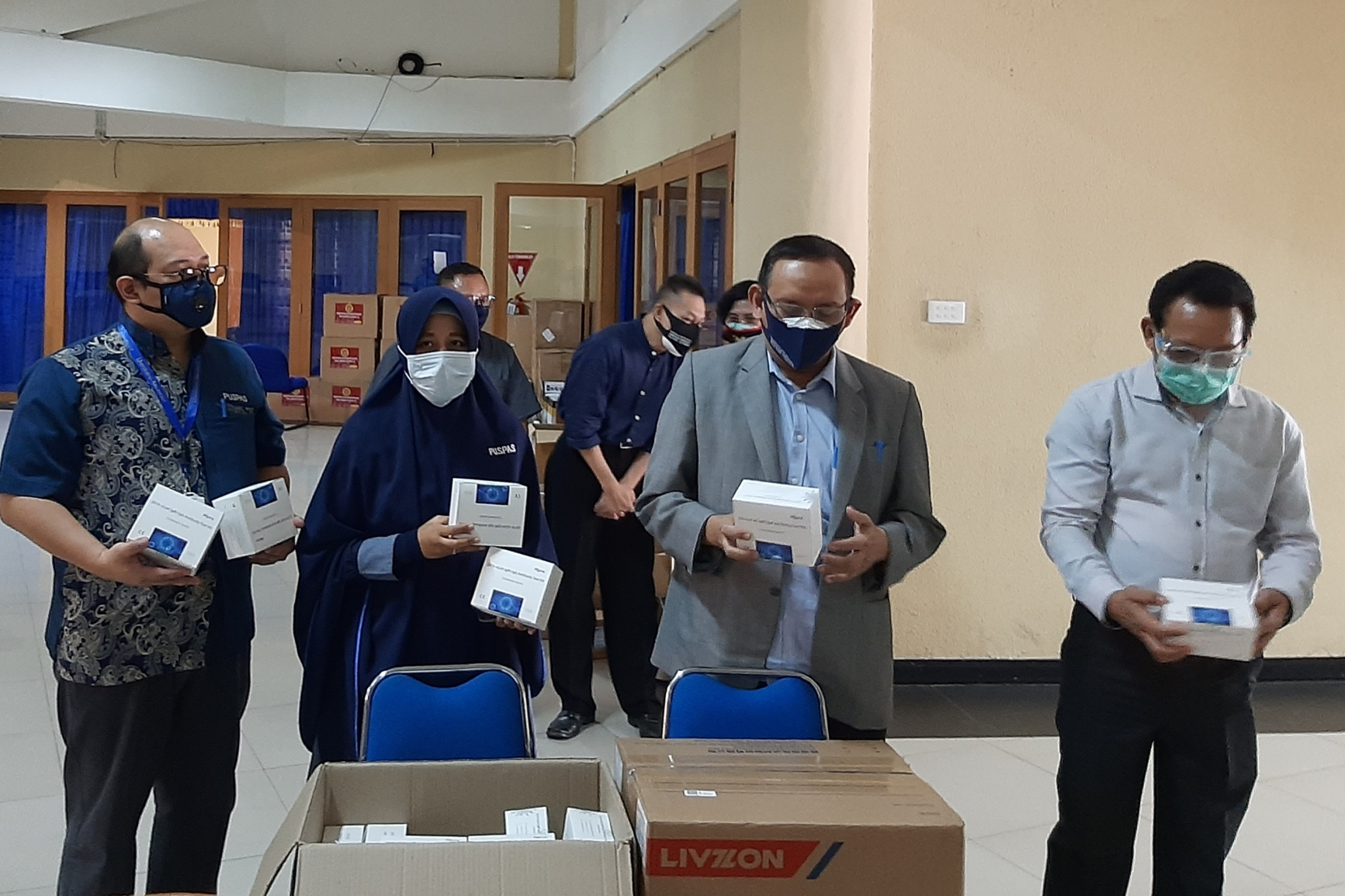 Ketua LTMPT, Mohammad Nasih, MT., SE., Ak, CMA saat menerima alat rapid test untuk UTBK tahap kedua. (Foto: Pita Sari/Ngopibareng.id)