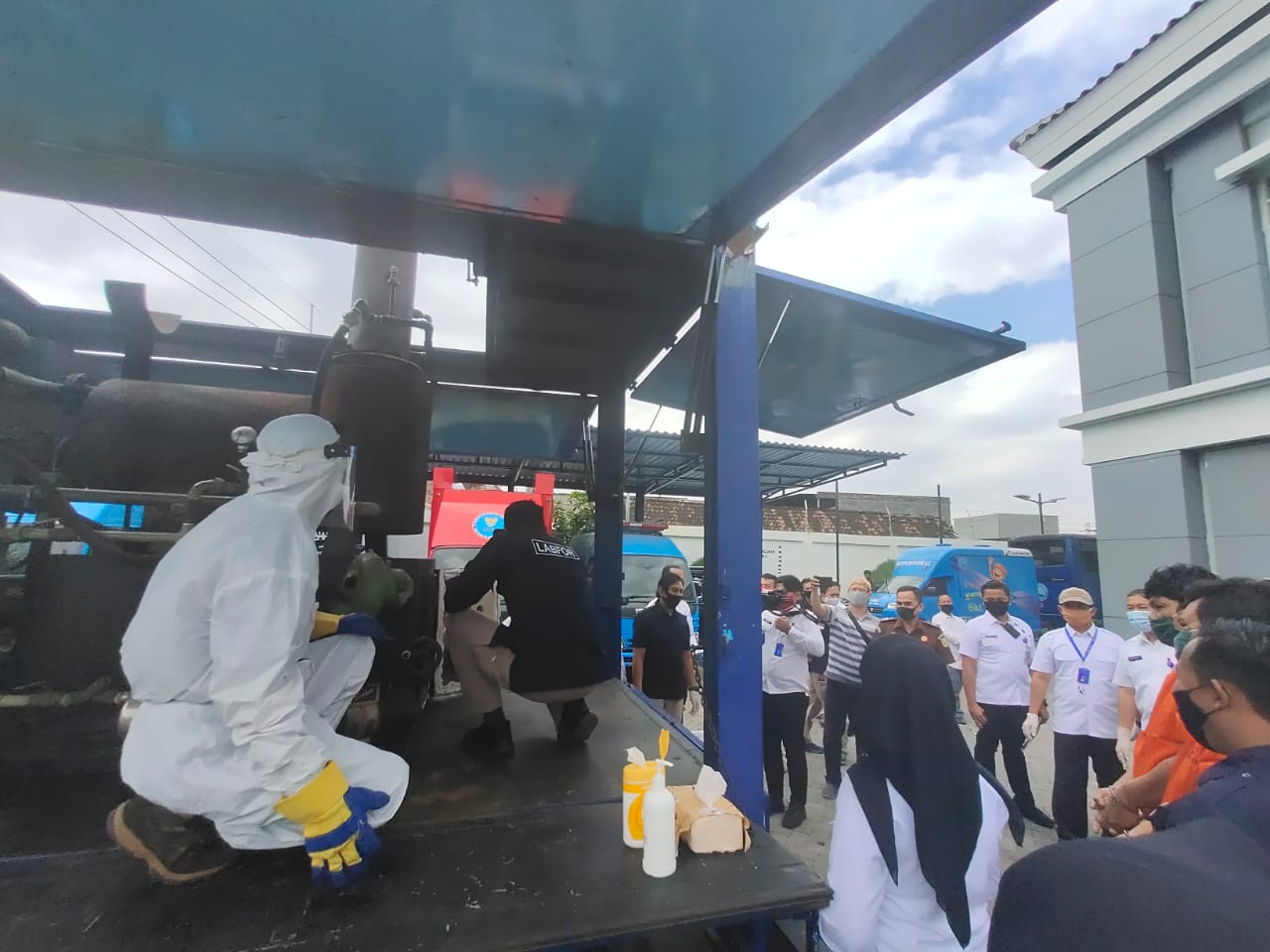 Petugas memusnahkan barang bukti narkotika di Kantor BNNP Jatim, Surabaya, Selasa 14 Juli 2020. (Foto: Fariz Yarbo/Ngopibareng.id)