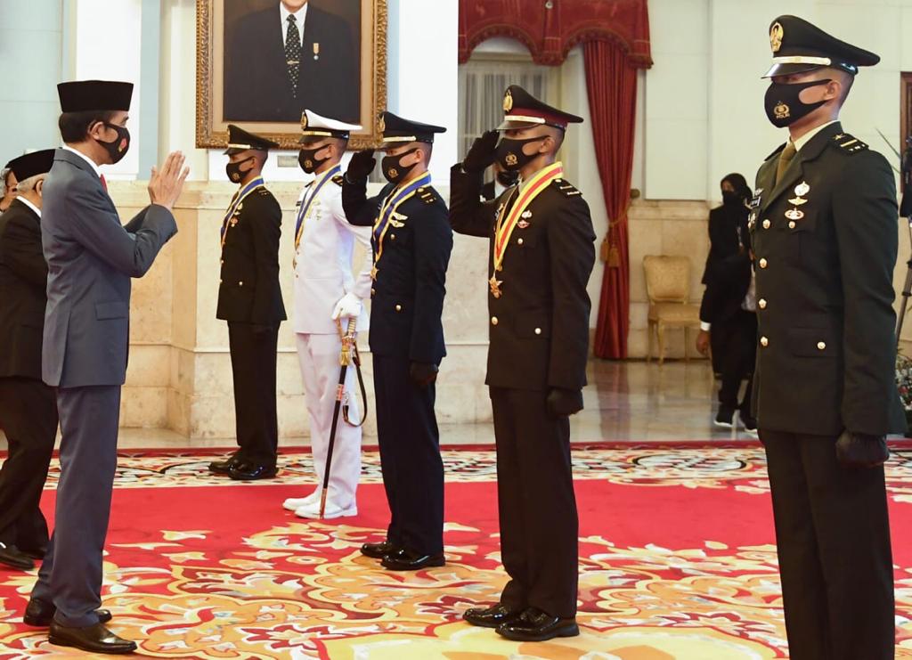 Presiden di depan lululusan terbaik perwira remaja dari unsur TNI dan Polri. (Foto: Setpres)