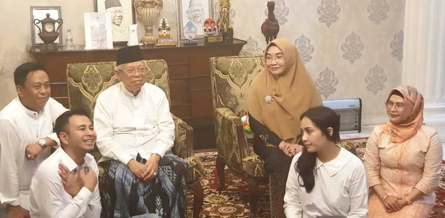 Pasangan Raffi Ahmad dan Nagita Slavina saat berkunjung ke rumah Wakil Presiden (wapres) Ma'ruf Amin disambut bersama Siti Nur Azizah, bakal calon Walikota Tangerang Selatan (kanan). (Foto: RANS Entertainment)