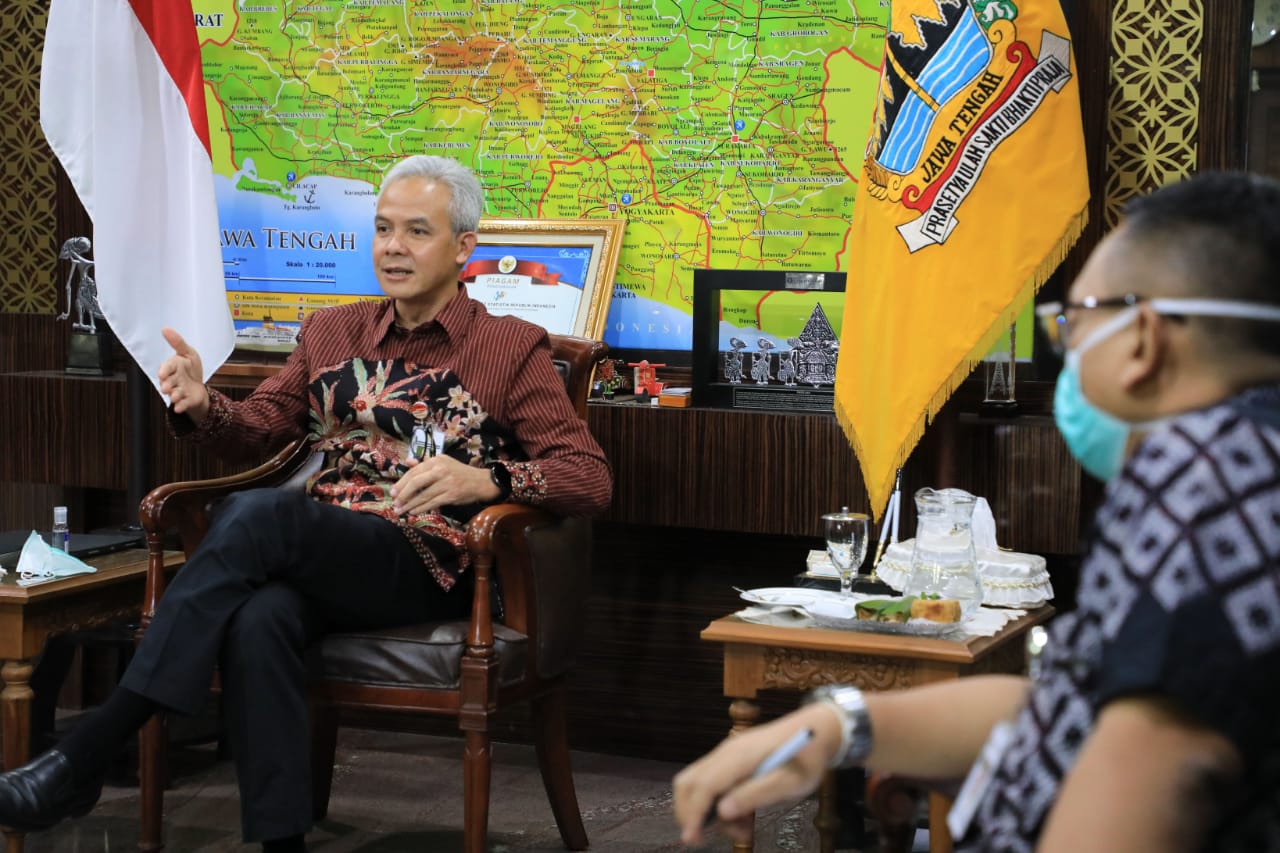 Gubernur Ganjar Pranowo menyambangi kantor Dinas Pendidikan dan Kebudayaan Provinsi Jawa Tengah, Selasa (14/7). Gubernur ingin mendengar laporan pasca penyelenggaraan PPDB di wilayah Jateng. (Foto: Ist/Ngopibareng.id)