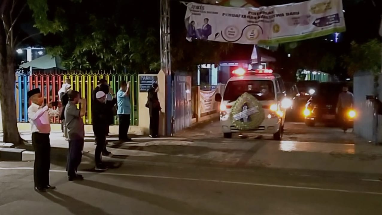 Para pejabat Pemprov Jatim memberikan penghormatan terakhir kepada jenazah Kepala Bappeda Jatim, M Rudy Ermawan Yulianto di RSUD Dr. Soetomo, Surabaya, Selasa 14 Juli 2020 malam. (Foto: Fariz Yarbo/Ngopibareng.id)