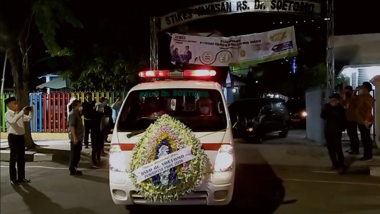 Jenazah Kepala Bappeda Jatim, M Rudy Ermawan Yulianto meninggalkan RSUD Dr Soetomo, Surabaya, Selasa 14 Juli 2020 malam. (Foto: Fariz Yarbo/Ngopibareng.id)