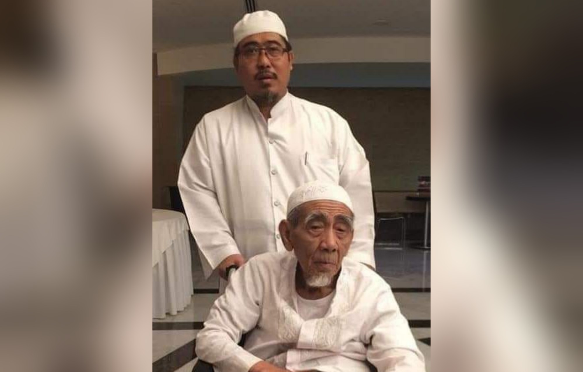 KH Majid Kamil Maimoen alias Gus Kamil, saat bersama KH Maimoen Zubair, ayahandanya. (Foto: Istimewa)