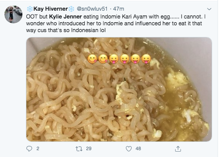 Salah satu komentar warganet tentang unggahan Kylie Jenner yang makan mie rebus lengkap dengan telur. (Foto: Twitter)