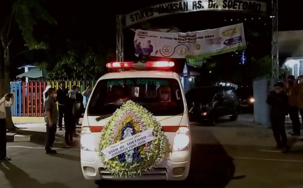 Para pejabat Pemprov Jatim memberikan penghormatan terakhir kepada jenazah Kepala Bappeda Jatim, M Rudy Ermawan Yulianto di RSUD Dr. Soetomo, Surabaya, Selasa 14 Juli 2020 malam. (Foto: Fariz Yarbo/Ngopibareng.id)