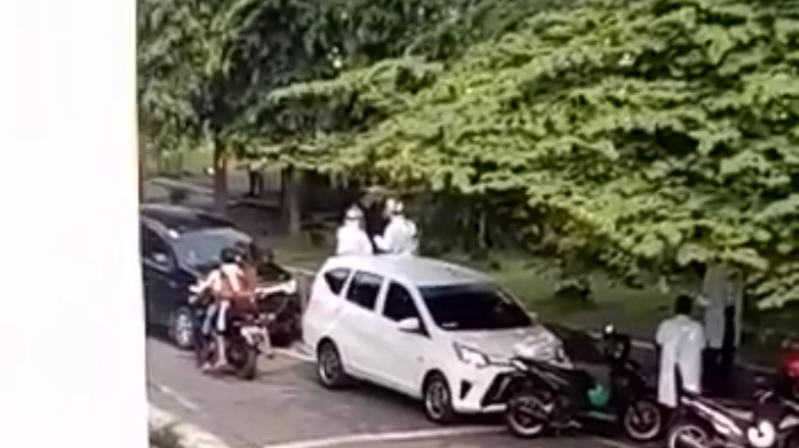 Tangkapan layar video pasien Covid-19 yang mencoba kabur dari ruang isolasi RSSA Kota Malang, Jawa Timur. (Foto: Istimewa)