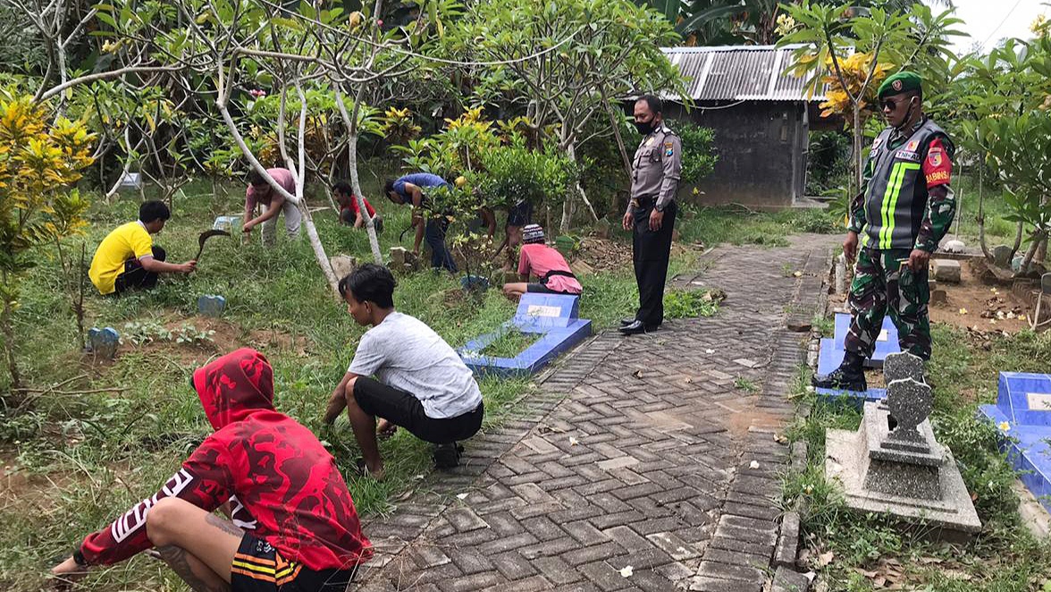 Para pemuda yang terlibat tawuran diberi hukuman membersihkan area makam desa setempat. (Foto: Istimewa)