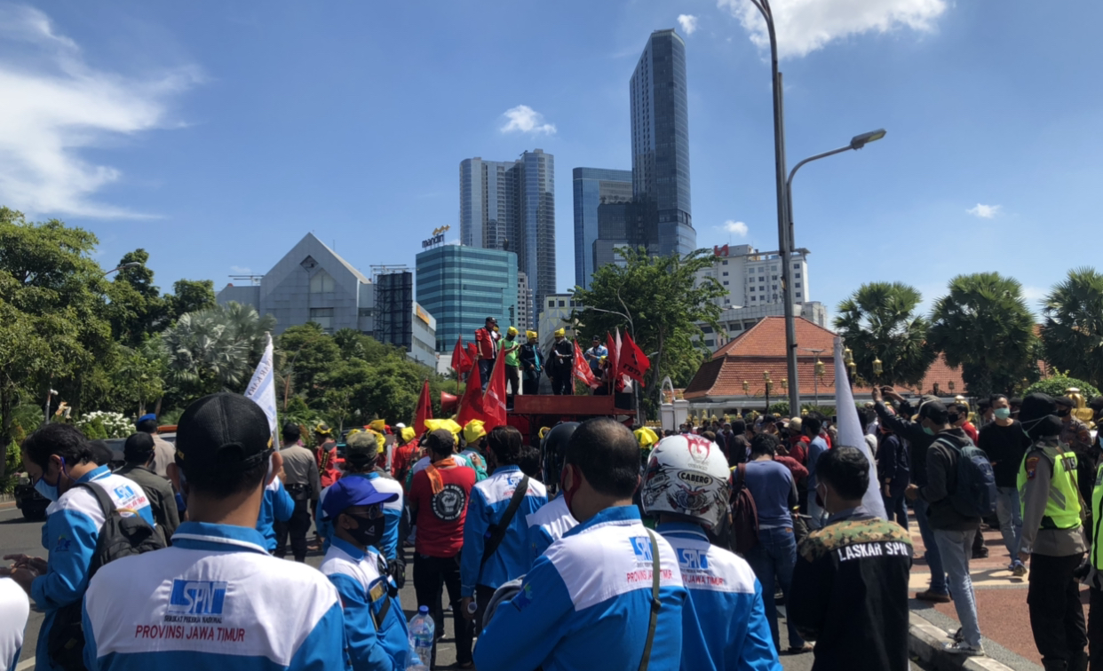 Massa Getol Jatim, saat melakukan konfrensi pers di depan Gedung Negara Grahadi, pada Senin, 13 Juli 2020, lalu (Andik/Ngopibareng.id)