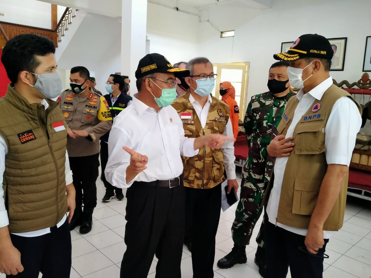 Menko PMK RI, Muhadjir Effendy berdiskusi dengan Ketua Gugus Tugas Pusat, Letjen TNI Doni Monardo di Posko RS LapapGugus Tugas Pusat Akan Tambah Sarpras Kesehatan di Jatim 