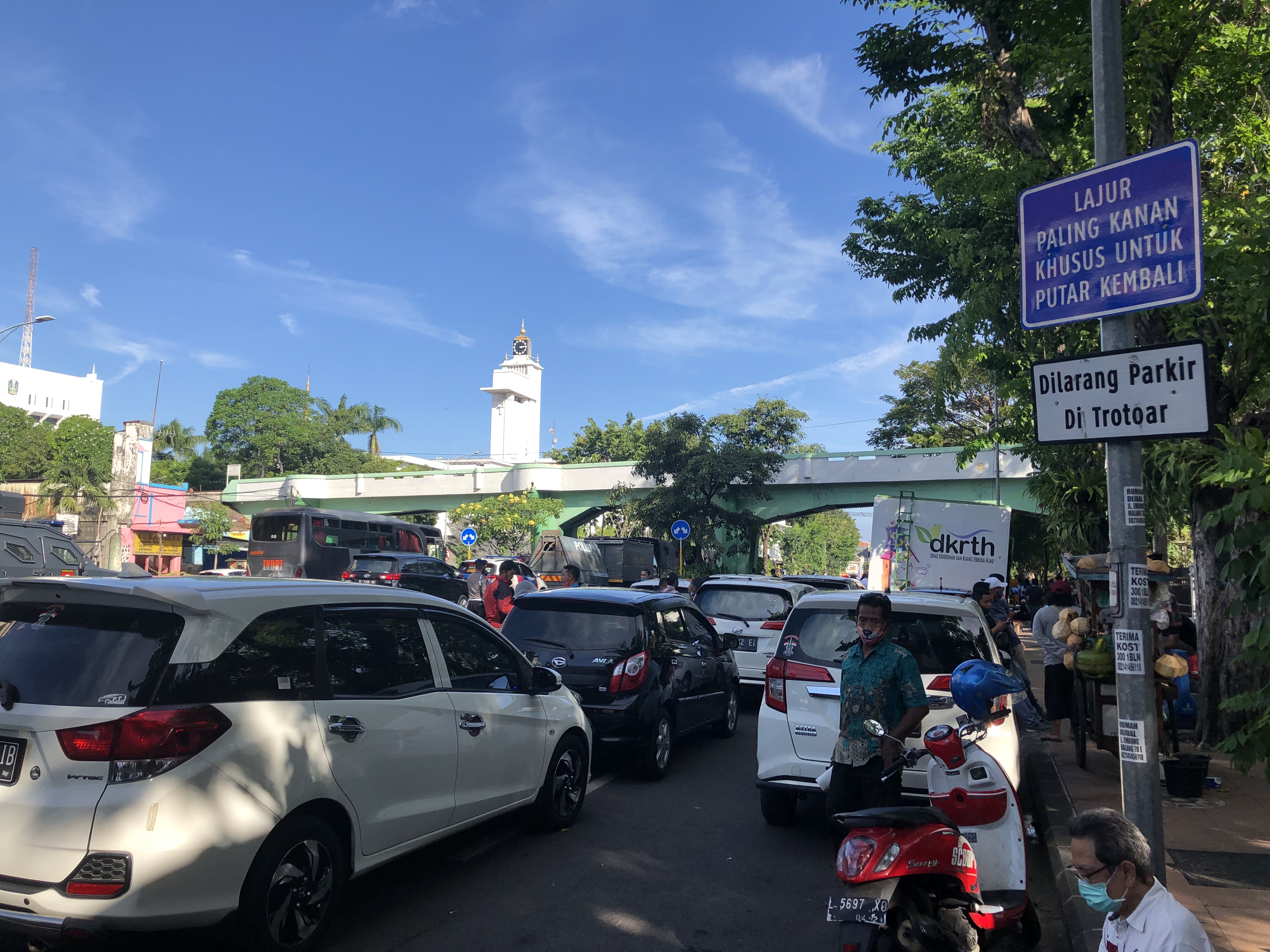 Kondisi Jalan Pahlawan saat aksi tolak Omnibus Law berlangsung, Kamis 16 Juli 2020. (Andik Dwi/Ngopibareng.id)