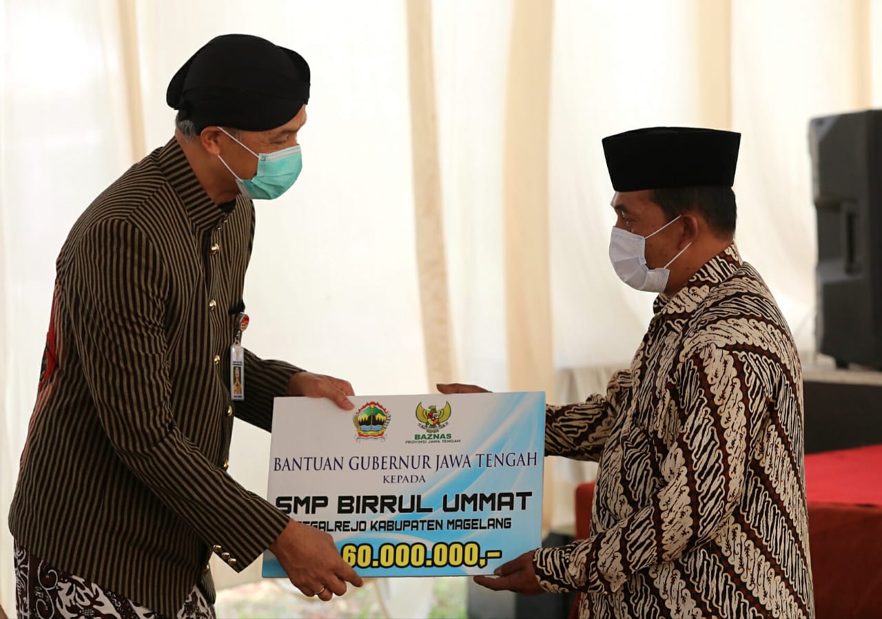 Gubernur meresmikan gedung SMP Birrul Ummah Tegalrejo Magelang sekaligus menyerahkan Bantuan Pembangunan Pendidikan dari APBD Provinsi Jawa Tengah di Kabupaten Magelang, Kamis, 16 Juli 2020. (Foto: Ist/Ngopibareng.id)