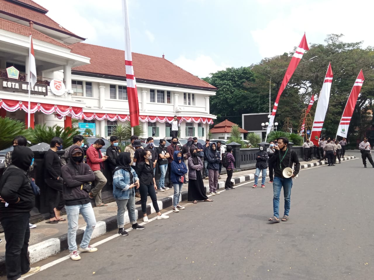 Massa aksi dari Aliansi Malang Melawan saat berdemonstrasi di depan Balai Kota Malang (Foto: Lalu Theo/Ngopibareng.id)