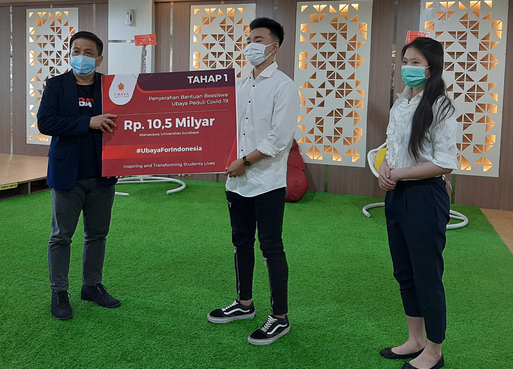 Ir. Benny Lianto, rektor Ubaya saat memberikan bantuan secara simbolik kepada mahasiswa. (Foto: Pita Sari/Ngopibareng.id)