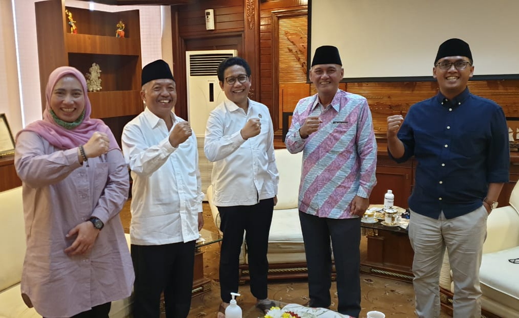 Ahmad Munib Syafa'at (paling kanan) saat bertemu dengan Menteri Desa, Pembangunan Daerah Tertinggal dan Transmigrasi, Abdul Halim Iskandar (foto:istimewa)