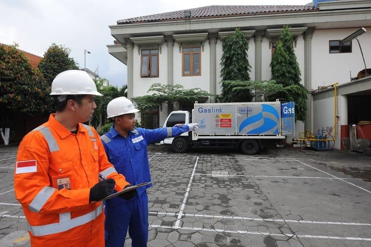 Petugas PGN tengah melakukan perawatan jaringan gas untuk pelanggan. (Foto: PGN)