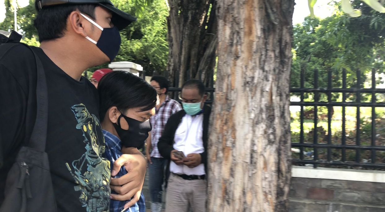 Terduga pelaku pencopetan pada aksi tolak Omnibus Law di depan Tugu Pahlawan, Surabaya. (Foto: Andhi Dwi/Ngopibareng.id) 