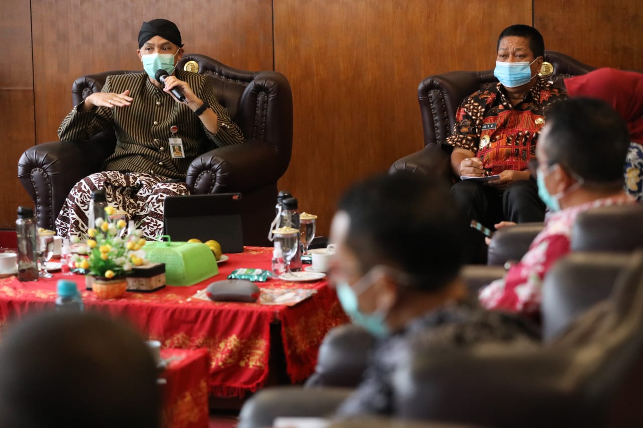 Gubernur Ganjar Pranowo memimpin rapat bersama jajaran Pemkot Magelang terkait evaluasi penanganan Covid 19, serta aset Pemkot Magelang, Kamis, 16 Juli 2020. (Foto: Ist/Ngopibareng.id)