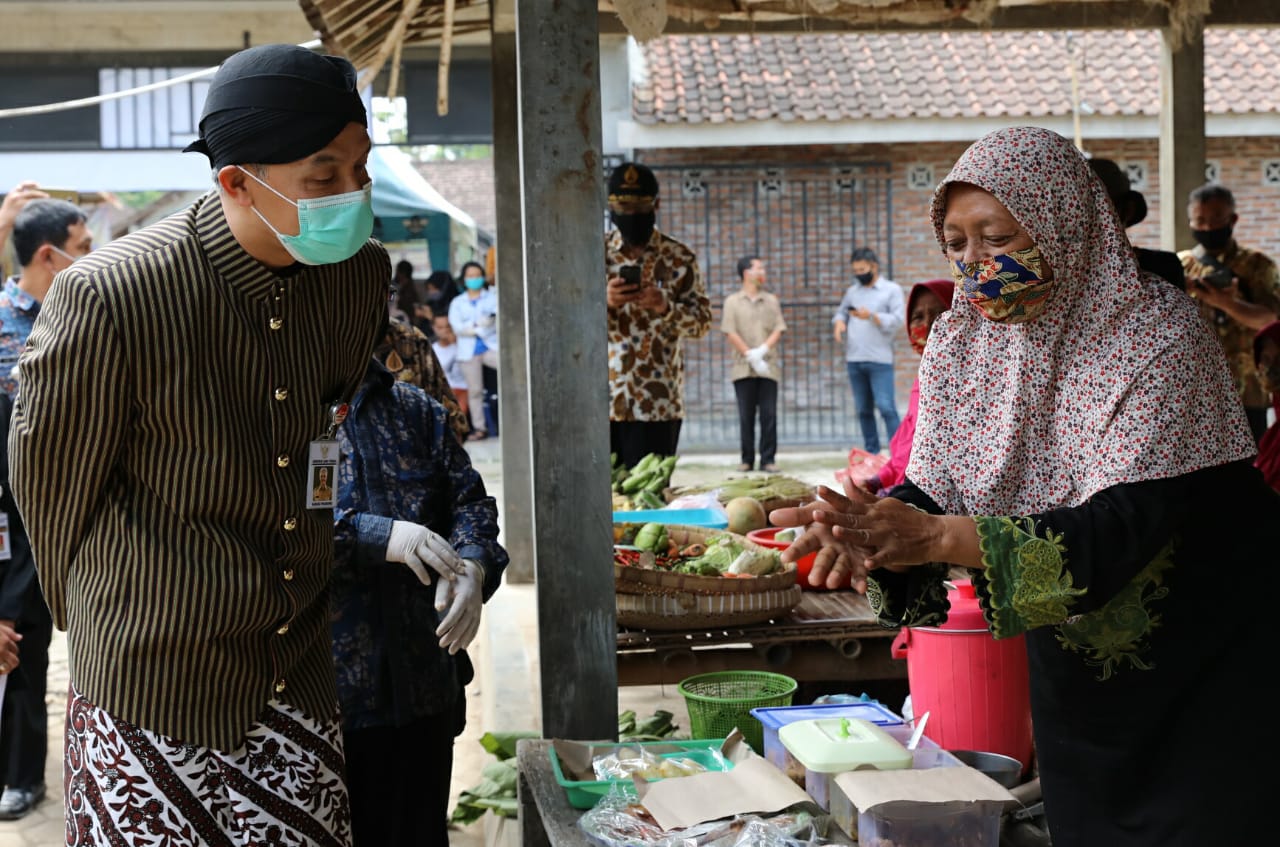 Gubernur Ganjar Pranowo melihat aktivitas di Pasar Prembulan Desa Tegalarum, Kecamatan Borobudur dan Pasar Ikan Ngrajek di Kecamatan Mungkid , Kabupaten Magelang, Kamis, 16 Juli 2020. (Foto: Ist/Ngopibareng.id)