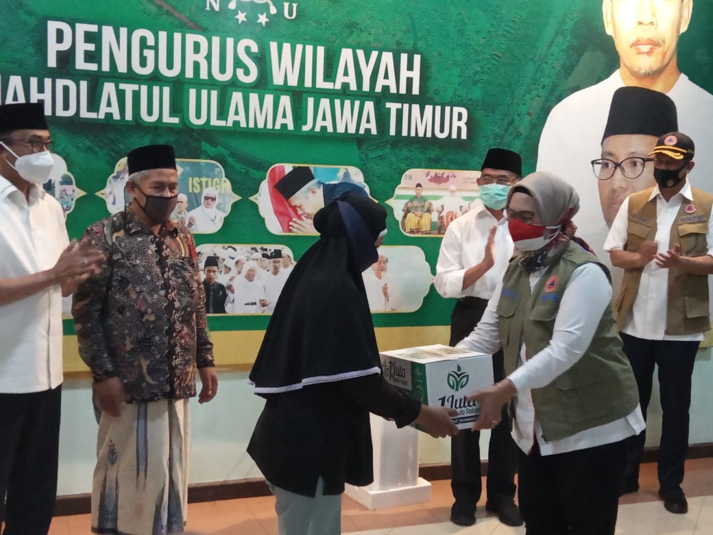 Menteri Koordinator Bidang Pembangunan Manusia dan Kebudayaan (Menko PMK) Muhadjir Effendy menyaksikan bantuan penanggulangan Covid-19 di PWNU Jawa Timur. (Foto: riadi/Ngopibareng.id)