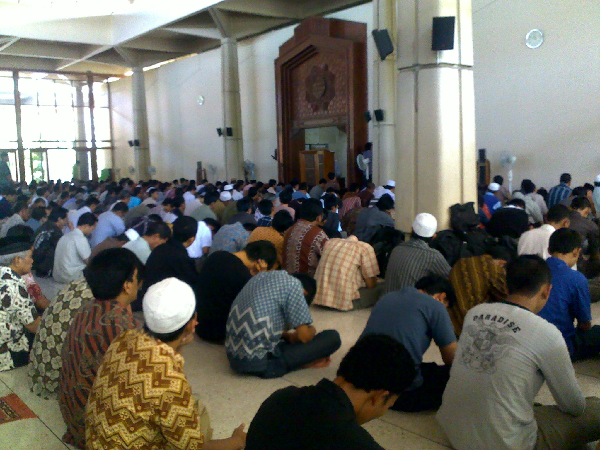 Aktivitas di Masjid Manarul llmi, Kampus ITS, sebelum pandemi Covid-19. (Foto: Istimewa)