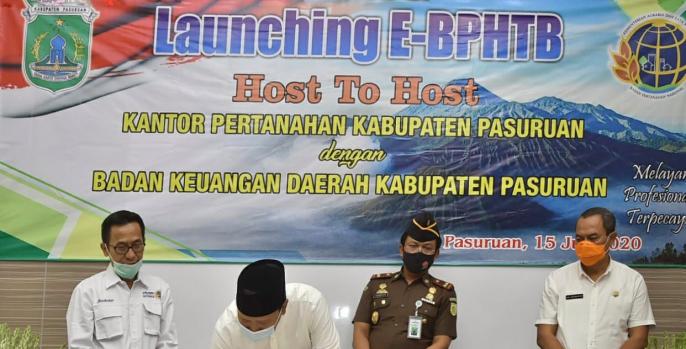 Bupati Pasuruan Irsyad Yusuf menandatangan peluncuran E-BPHTP. (Foto: Dok Humas). (Foto: Dok Humas)