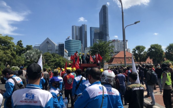 Unjuk rasa ribuan buruh menuju Kantor Gubernur Jawa Timur. (Foto: Dok/Ngopibareng.id)