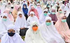 Jamah salat menggunakan masker agar aman. (Foto: Istimewa)