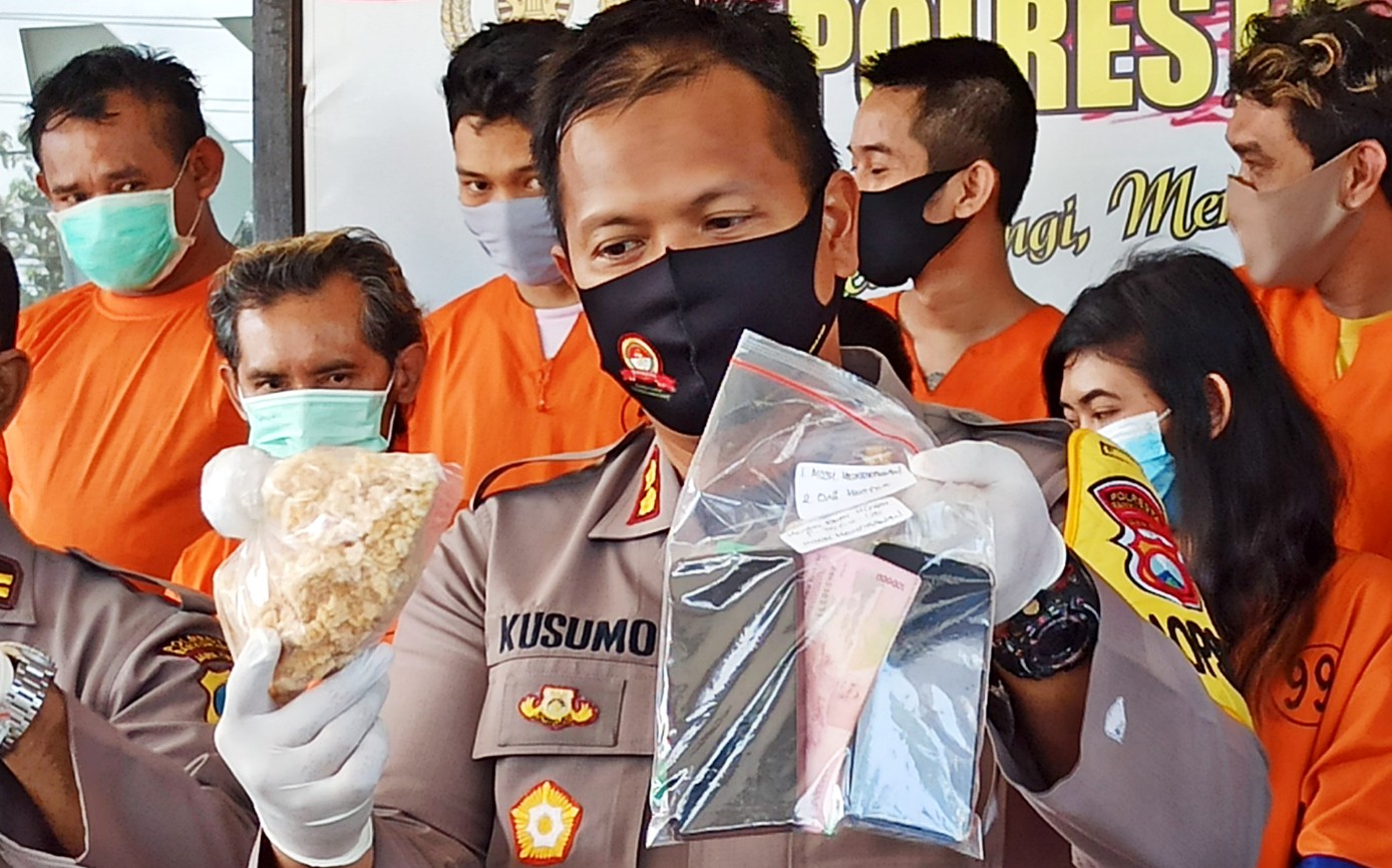 Wakapolresta Banyuwangi AKBP Kusumo Wahyu Bintoro menunjukkan barang bukti bungkusan rengginang yang digunakan menyelundupkan sabu (foto:Muh Hujaini/ngopibareng.id)