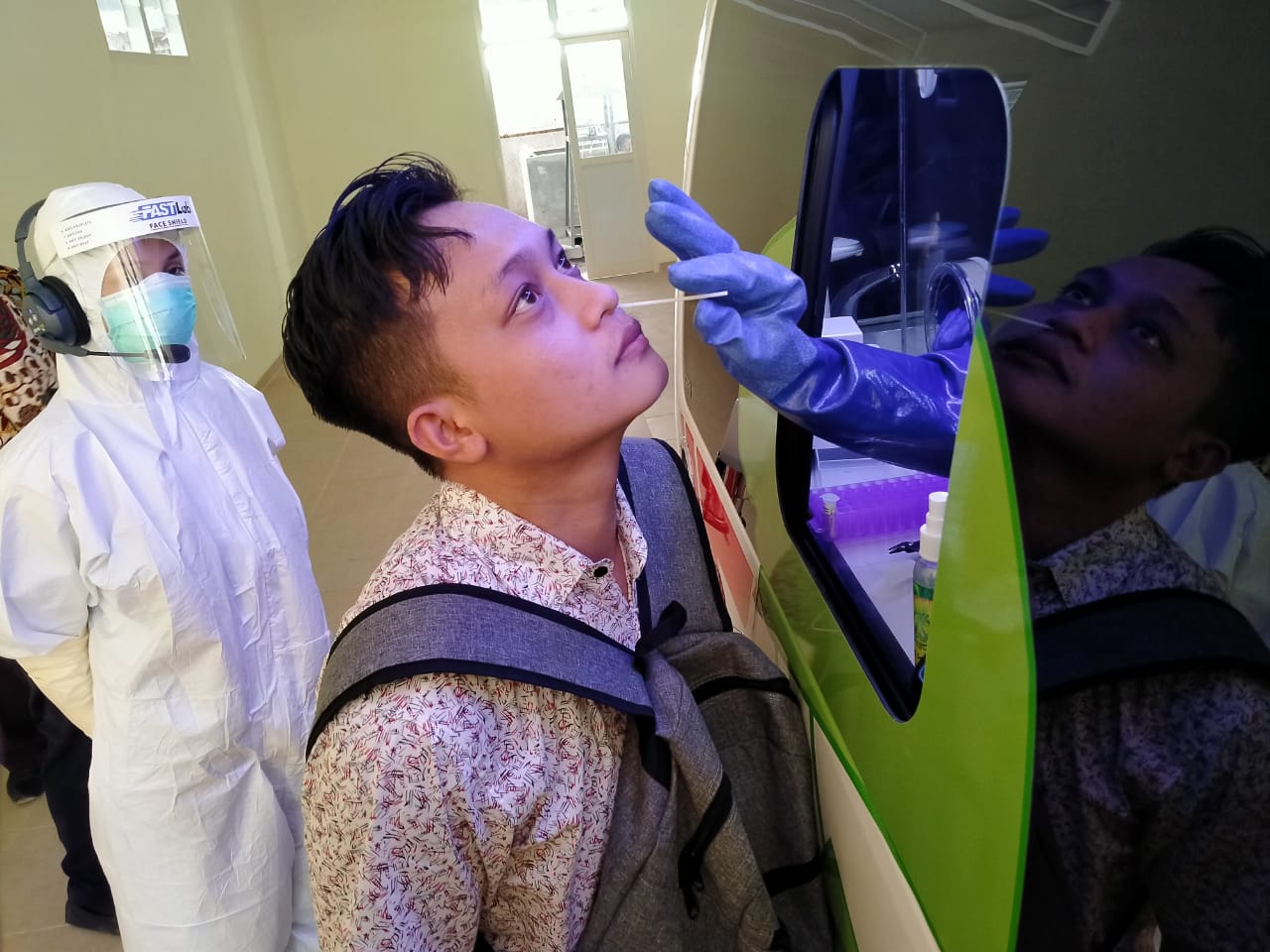 Seorang warga menggunakan fasilitas mobile molecular labolatory milik RSUD Dr Soetomo, Jumat 17 Juli 2020. (Foto: Fariz Yarbo/Ngopibareng.id)