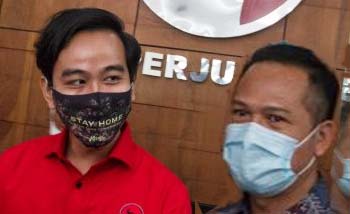 Bakal calon Wali Kota Solo, Gibran Rakabuming Raka (kiri) dan Teguh Prakosa resmi mendapat rekomendasi PDI Perjuangan untuk maju sebagai bakal calon Wali Kota dan Wakil Wali Kota Solo. berada di kantor Dewan Pimpinan Cabang (DPC) PDI Perjuangan, Solo, Jawa Tengah, Jumat (17/7/2020). Keduanya berada di Kantor DPC PDIP Solo saat pengumuman dibacakan di Jakarta. (Foto:Antara