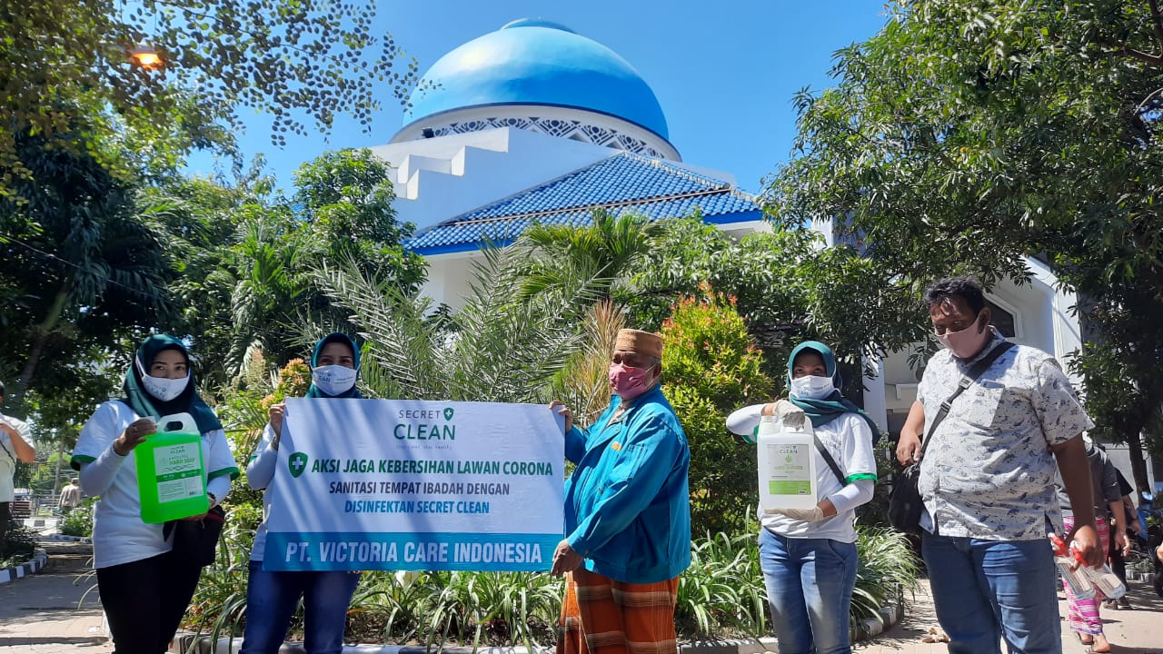 Pemberian bantuan dari PT Victoria Care Indonesia di kawasan SIERR. (Foto: Alief Sambogo/Ngopibareng.id)