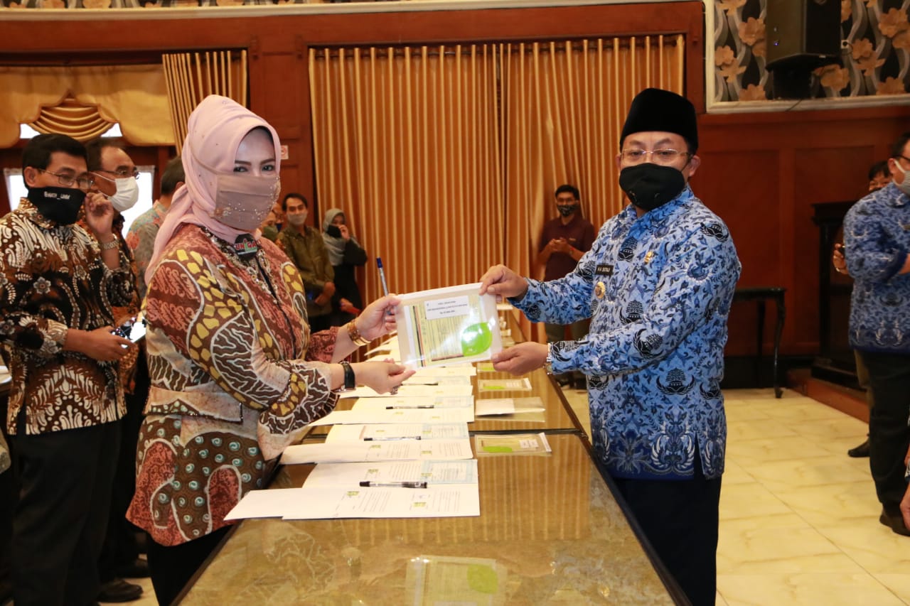 Walikota Malang Sutiaji saat penyerahan secara simbolis bantuan sosial kepada pihak kampus swasta di Kota Malang, Jawa Timur. (Foto: Istimewa)