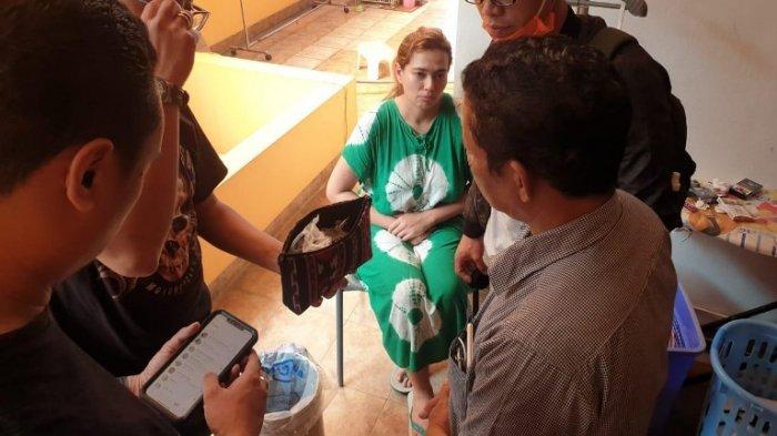 Anggota Subdit II Ditresnarkoba Polda Metro Jaya menggeledah isi tas Catherine Wilson. (Foto: Dok. Polda Metro Jaya)