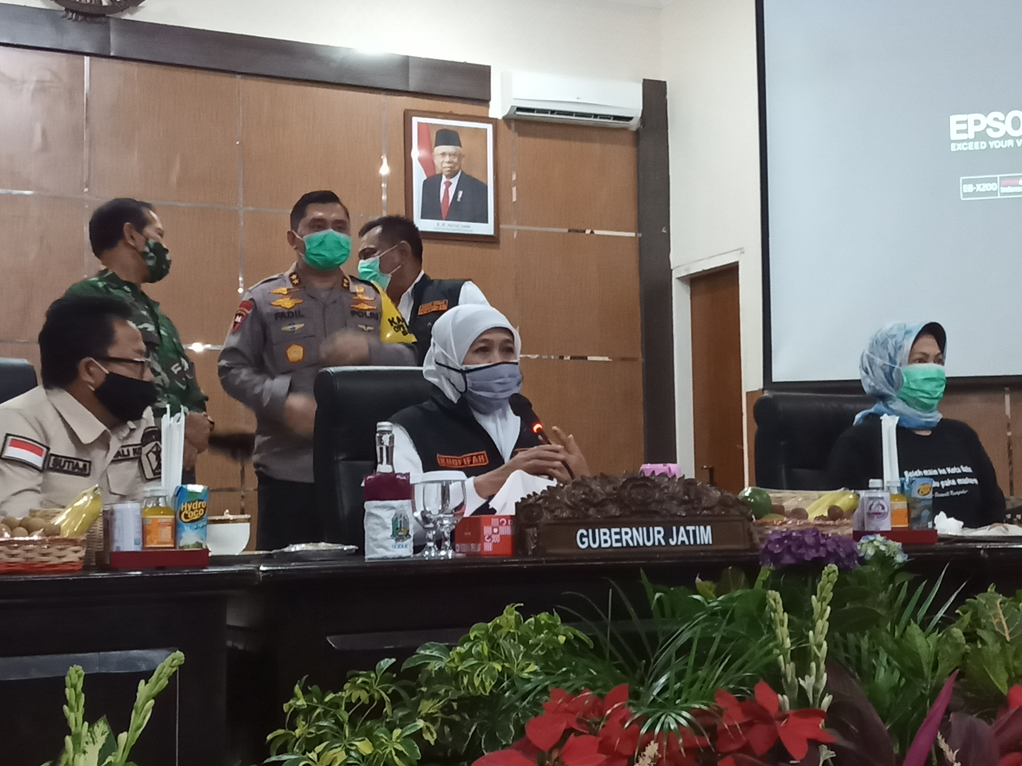 Gubernur Jawa Timur, Khofifah Indar Parawansa saat konferensi pers di Kantor Bakorwil Jatim III Malang (Foto: Lalu Theo/Ngopibareng.id)