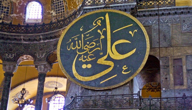 Hiasan "Sayidina Ali radhiyallahu anhu" di Hagia Sophia, Turki. (Foto: history of turkey)