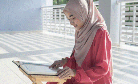 Seorang Muslimah baca Al-Quran. (Foto: Istimewa)