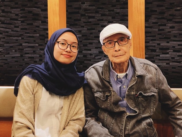 Sapardi Djoko Damono dan penggemarnya. (Foto: Istimewa)