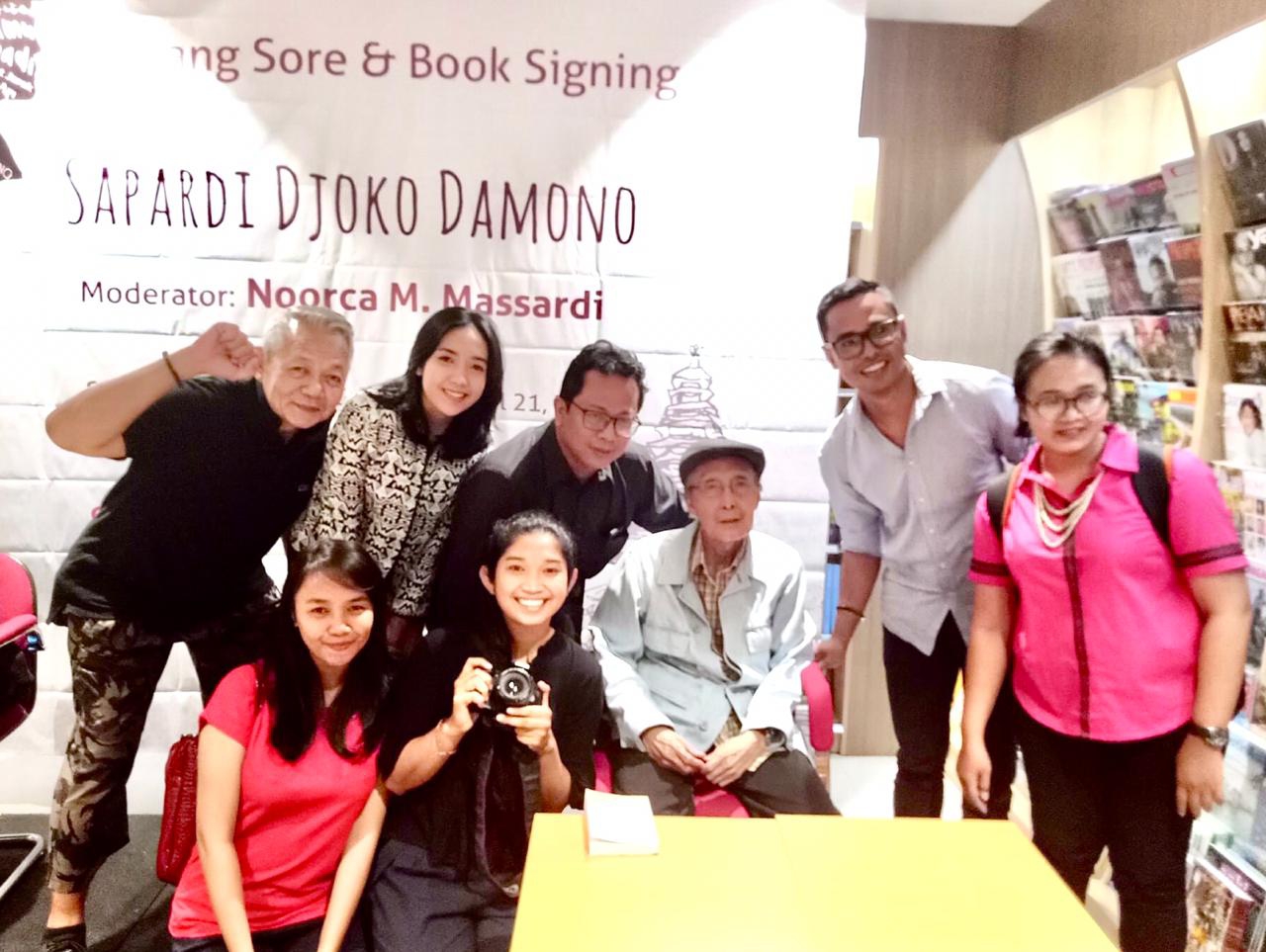 Sapardi Djoko Damono ketika launching buku karyanya. (Foto: dok literasi)