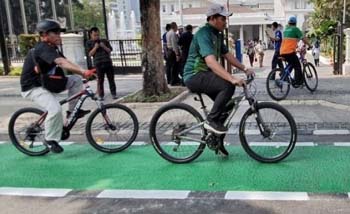 Pengendara sepeda melintas di jalurnya, di Jl.Merdeka Selatan, Jakarta. (Foto:MainSepeda)