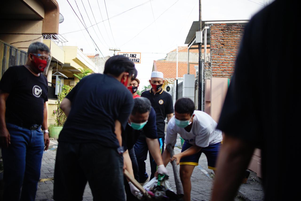 Wakil Walikota Surabaya Whisnu Sakti Buana ketika ikut kerja bakti. (Foto: Alief Sambogo/Ngopibareng.id)