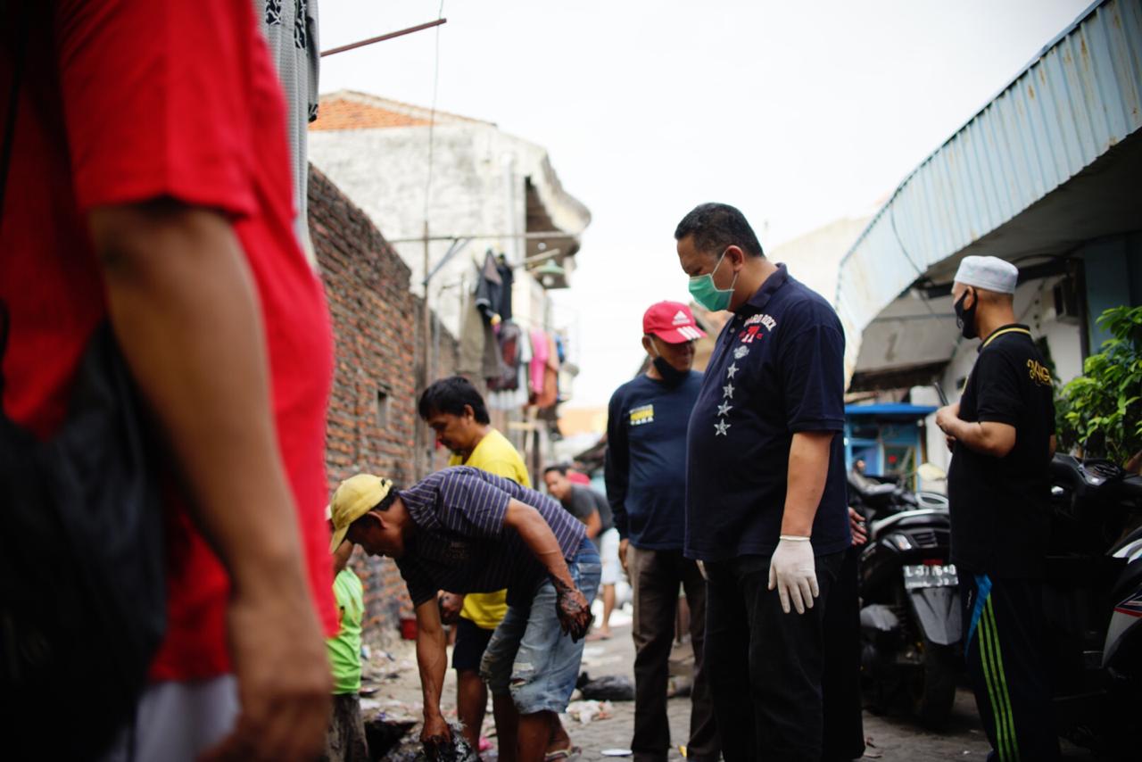 Wakil Walikota Surabaya Whisnu Sakti Buana saat mengecek saluran got yang buntu di Kampung Simolawang, Surabaya, Minggu 19 Juli 2020. (Foto: Alief Sambogo/Ngopibareng.id)