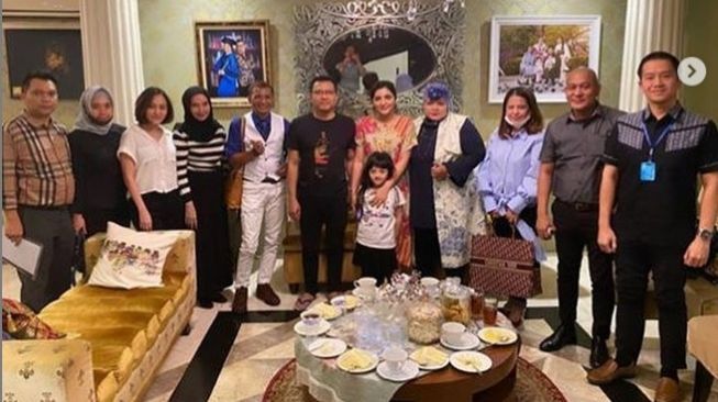 Pasangan Anang Hermansyah dan Ashanty saat pose bersama calon pembeli rumah atau Istana Cinere, H Handuri Wijaya bin Hj Mustofa dan Rita Hapsari Ningtyas. (Foto: Instagram)