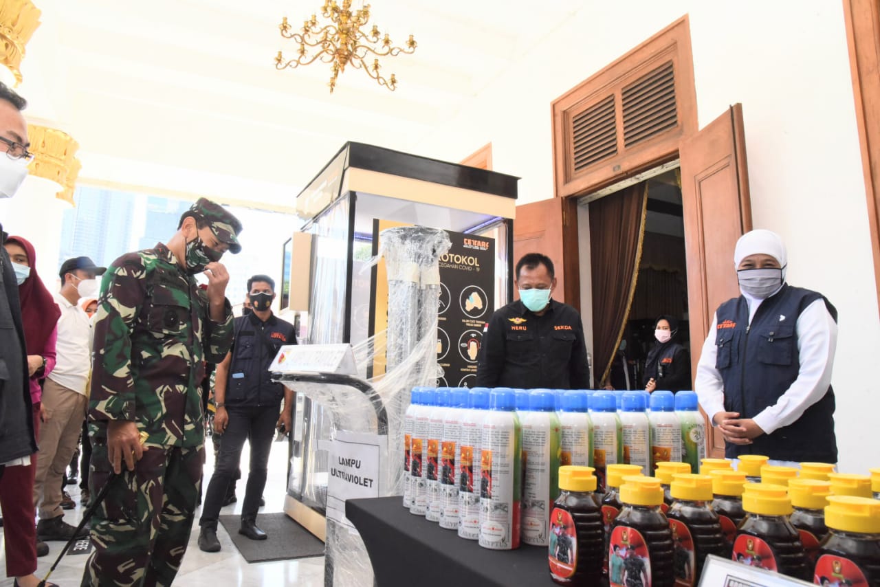 Gubernur Jawa Timur Khofifah Indar Parawansa menerima bantuan dari Kasad yang diberikan Pangdam V Brawijaya Mayjen TNI Widodo Iryansah di Gedung Negara Grahadi, Surabaya, Minggu 19 Juli 2020. (Foto: Fariz Yarbo/Ngopibareng.id)