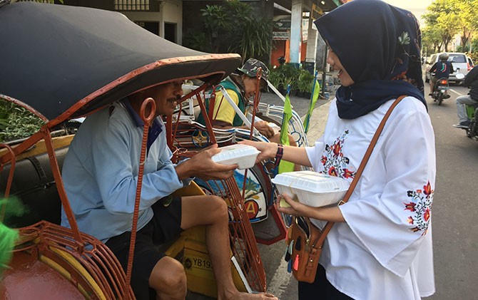 Sedekah dalam bentuk apa pun dianjurkan dalam Islam. (Foto: Istimewa)