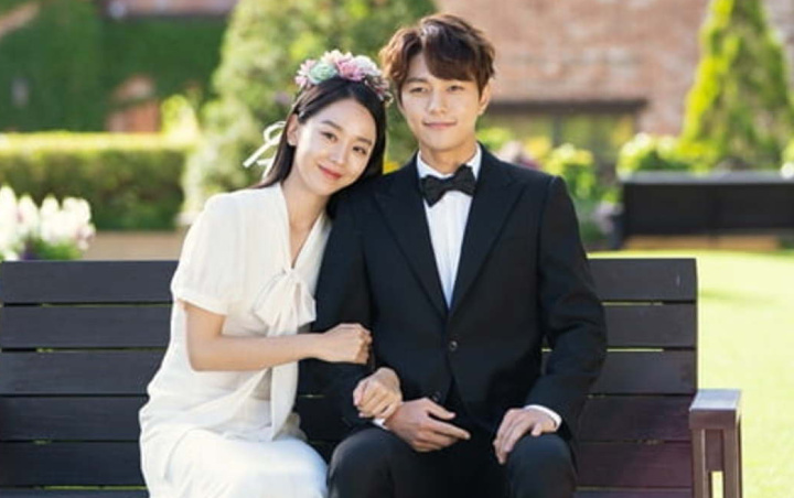 Salah satu adegan drama Korea Selatan (drakor) Angel's Last Mission: Love, pasangan Lee Yeon Seo dan Kim Dan bertunangan dan akhirnya menikah. (Foto: KBS2)